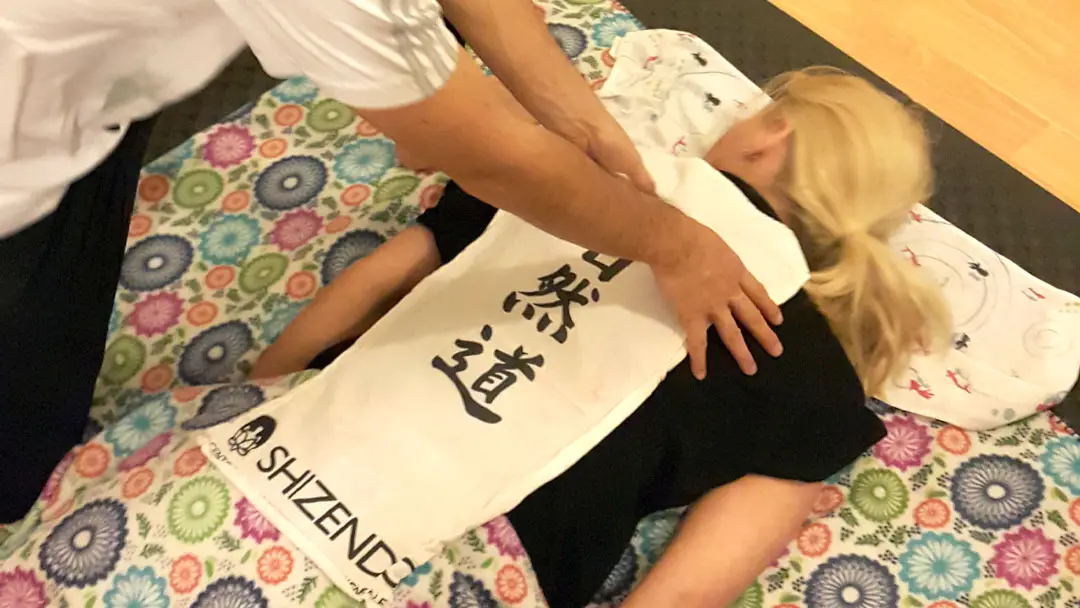 Sesión de shiatsu sobre futón